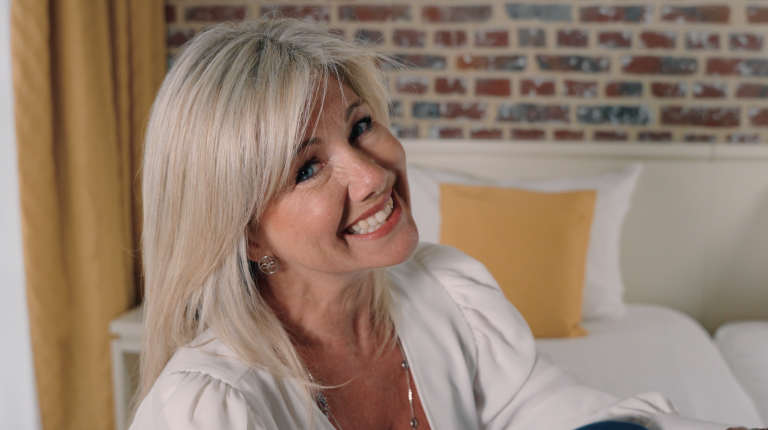 ‘1000 Keer Gevraagd’: Lindsay pakt uit met eerste solosingle in vier jaar en strikt bekende West-Vlaamse gezichten voor emotionele videoclip